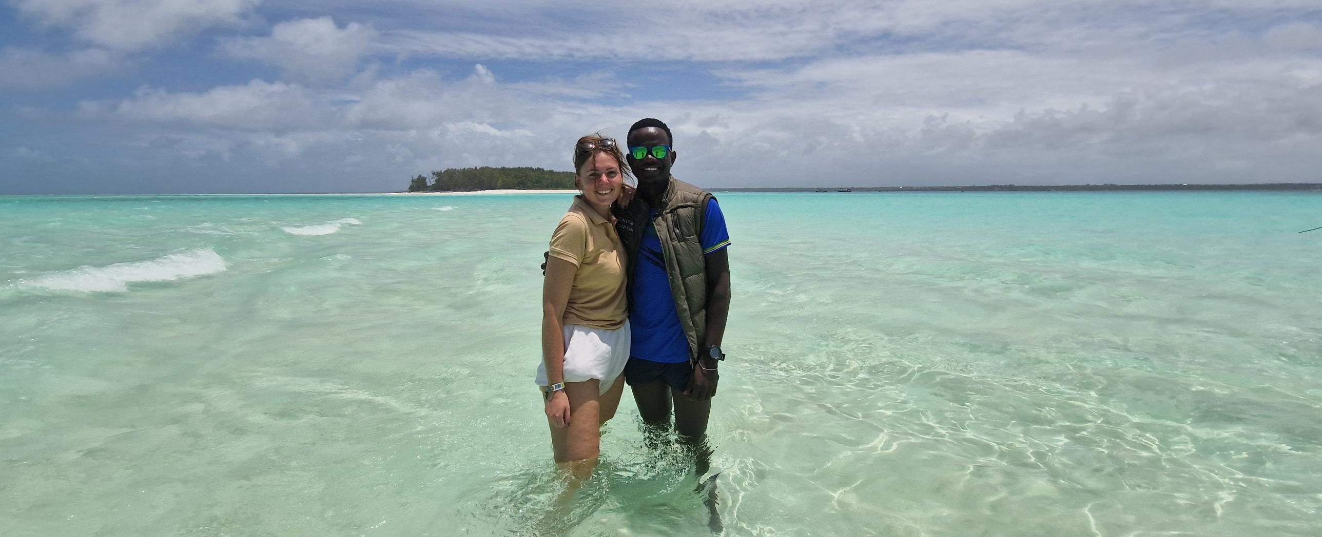 Samantha et Mosson dans l’eau turquoise du lagon, face à l’île de Mnemba