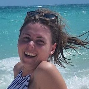 Samantha sur une plage de Zanzibar